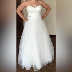 David’s Bridal wedding gown without train Size 8